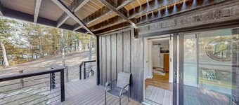 Comfortable, newly remodeled modern 2 bedroom cabin located on Lake Hamilton.