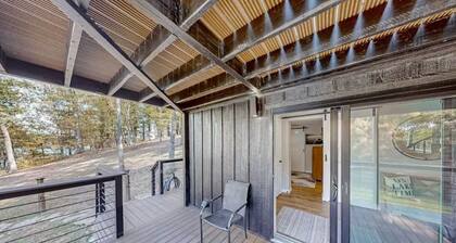 Comfortable, newly remodeled modern 2 bedroom cabin located on Lake Hamilton.