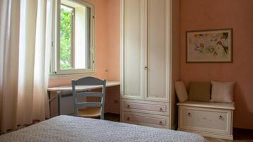 2 bedrooms, desk, iron/ironing board, WiFi