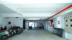 Een ruime garage met meerdere motoren opgesteld in rijen.