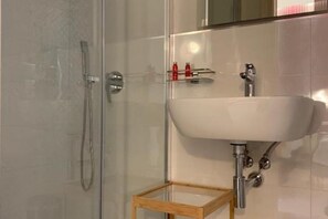 Shower, hair dryer, bidet, towels - Sunrise rooms: Double room  (La Spezia)