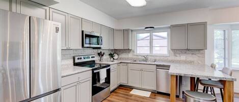 ثلاجة، ميكروويف، فرن، غسالة أطباق