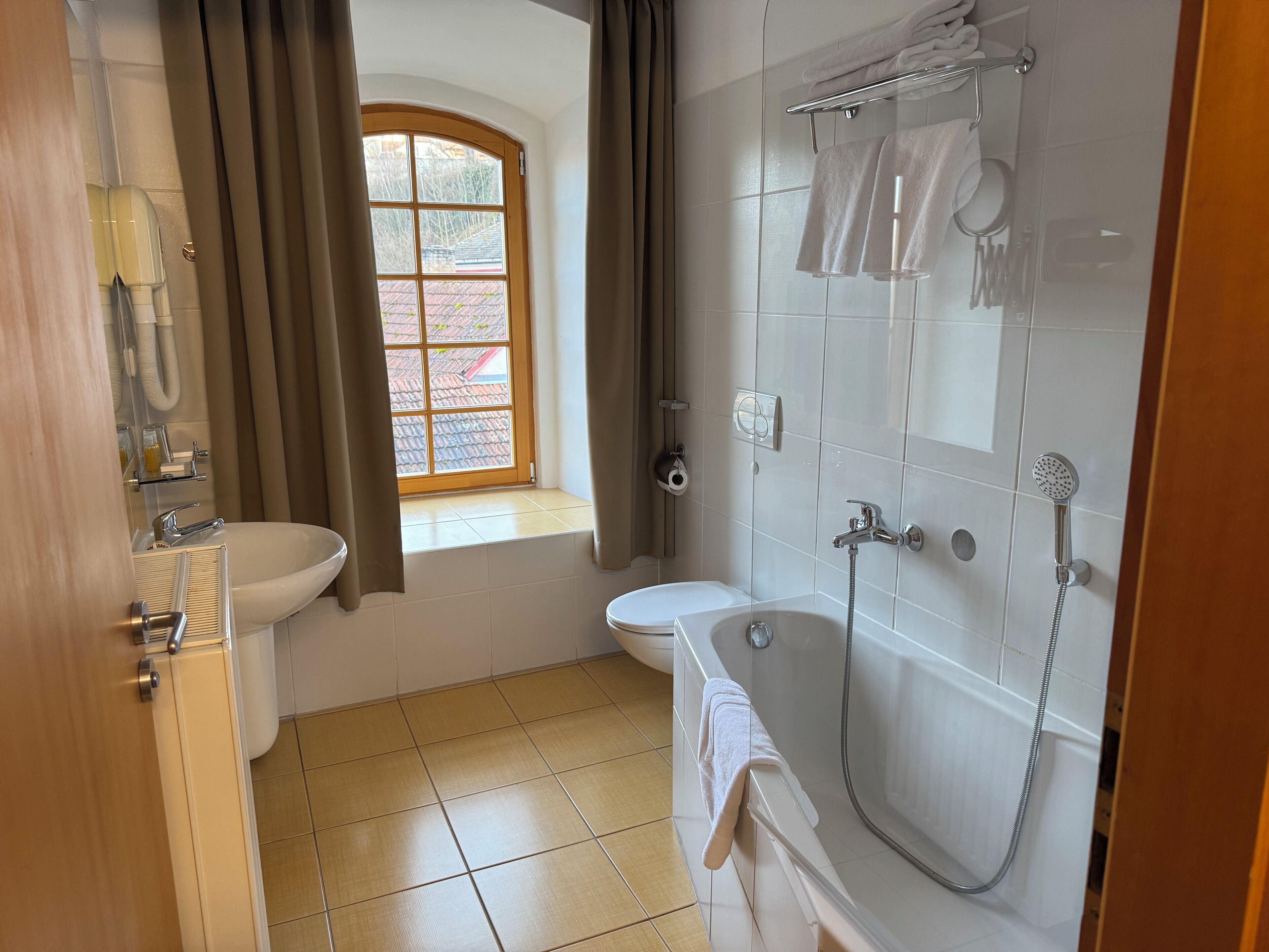 Deluxe Double Room, River View | Bathroom