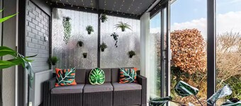 City home with parking and garden- pet friendly