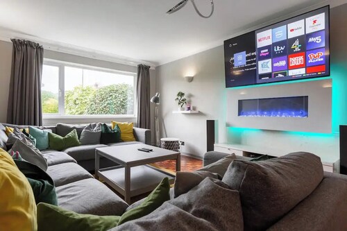 City home with parking and garden- pet friendly