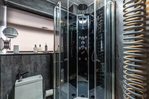 Dusche, Haartrockner, Handtücher, Toilettenpapier