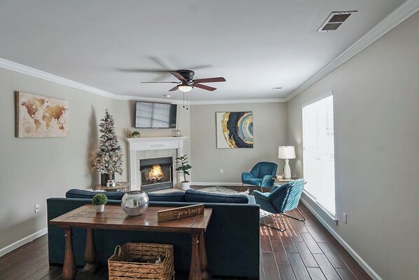 Smart TV, fireplace