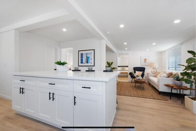 Charming 2-bedroom house in delightful Solana Beach with AC, WiFi. 