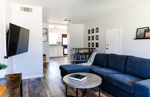 Charming 2-bedroom house in wonderful Oklahoma City with AC, WiFi