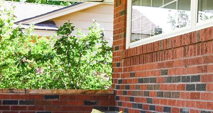 Charming 2-bedroom house in wonderful Oklahoma City with AC, WiFi