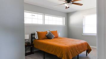 2 habitaciones, escritorio, tabla de planchar con plancha y wifi