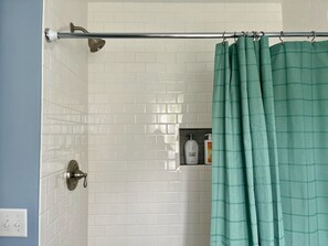 Serviettes fournies, savon, papier toilette