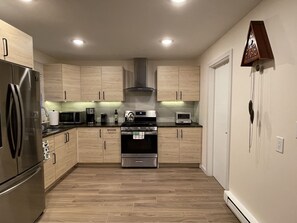 冷蔵庫、電子レンジ、オーブン、コンロ