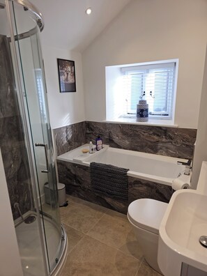 Shower, hair dryer, towels, soap - Rural Escape and dog friendly (Fiddington)