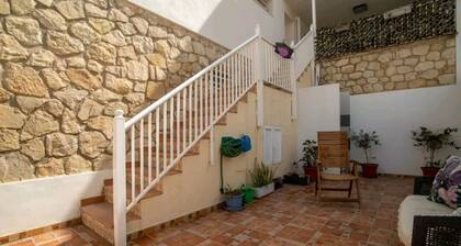 STYLISH & SPACIOUS STUDIO- 4 MINUTES WALK TO BEACH