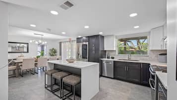 House (6 Bedrooms) | Interior