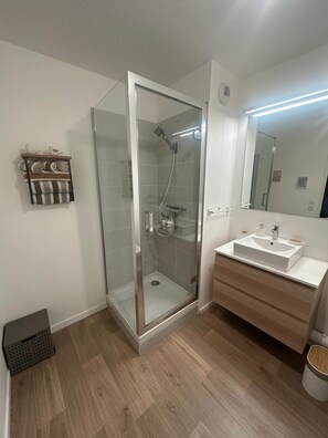 Een douche, een haardroger, handdoeken, zeep