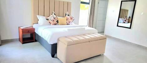 3 chambres, coffres-forts dans les chambres, bureau