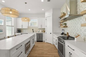 Geladeira, micro-ondas, fogão, cooktop