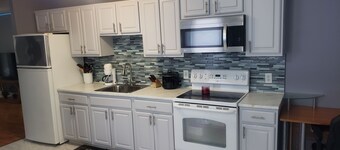 The Silhouette! Chic 1-bedroom with WiFi and AC in serene Hartford