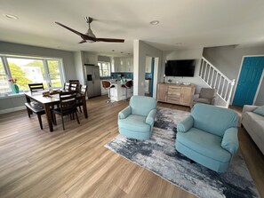 Smart TV, fireplace - Beautiful Ocean Front House with Private Beach, Hot Tub and Spectacular Sunsets (Fairhaven)