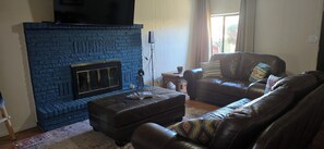 Smart TV, chimenea, oficina