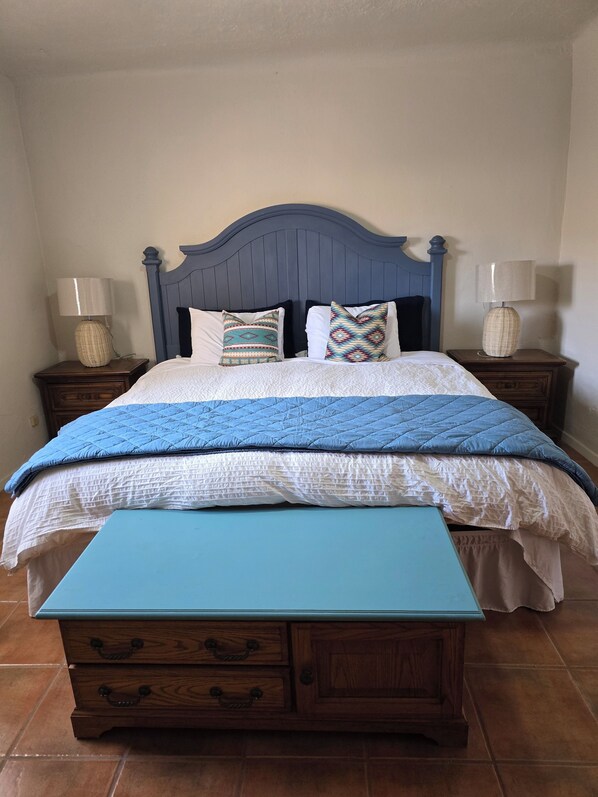 3 habitaciones, escritorio, tabla de planchar con plancha y wifi gratis 