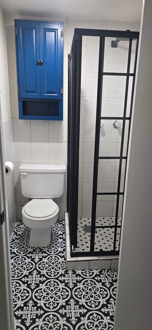 Shower, hair dryer, towels, soap - Hacienda de Napoleon. 2 bedroom casita. 1 king and 1 queen. We love pets. (Las Cruces)
