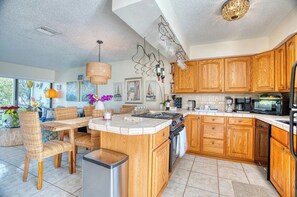 Fridge, microwave, oven, stovetop - New! Lagoon-front 2-BR townhome, Key Largo, gated waterfront community, 2 pools (Key Largo)