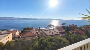 A coastal residential area with houses, a clear sky, and a view of the sea. - Beautiful T4 apt with a view of the Gulf d'Ajaccio (Ajaccio)