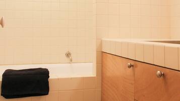 SĂšche-cheveux, serviettes fournies