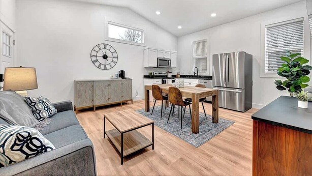 Eine moderne Wohnung mit Essbereich, Küche und Wohnzimmer.