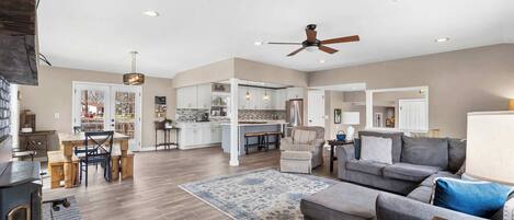 Tv, bøger, kontorer