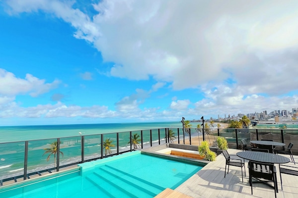 Una piscina al aire libre