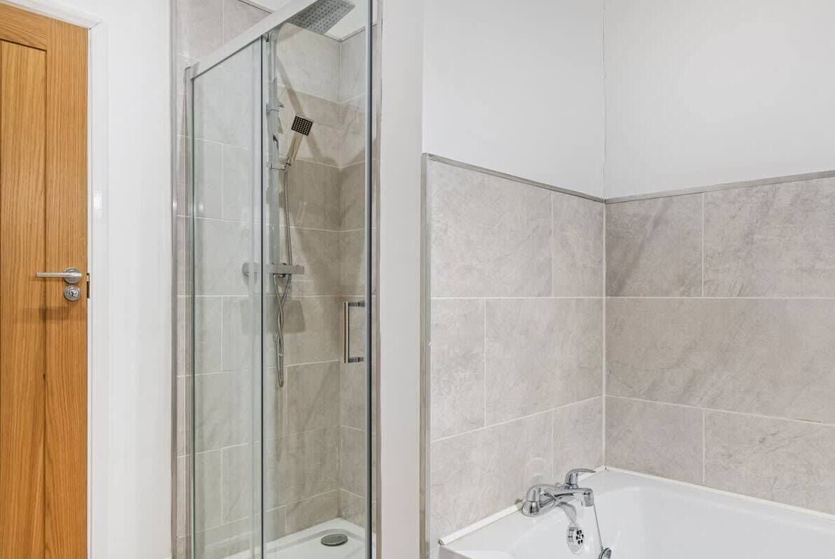 Shower, hair dryer, towels, shampoo