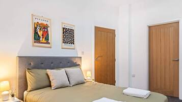 2 bedrooms, iron/ironing board, free WiFi, bed sheets