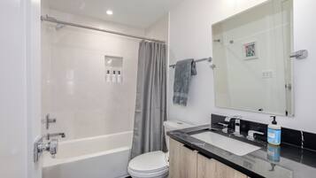 Apartment, 2 Bedrooms, Non Smoking, Private Bathroom | Bathroom | Hair dryer, towels, soap, shampoo