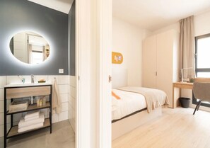 Double Room, Non Smoking | Blackout drapes, iron/ironing board, free WiFi - Yugo Sabadell LLac (Sabadell)