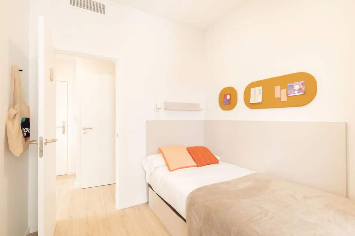 Double Room, Non Smoking | Blackout drapes, iron/ironing board, free WiFi