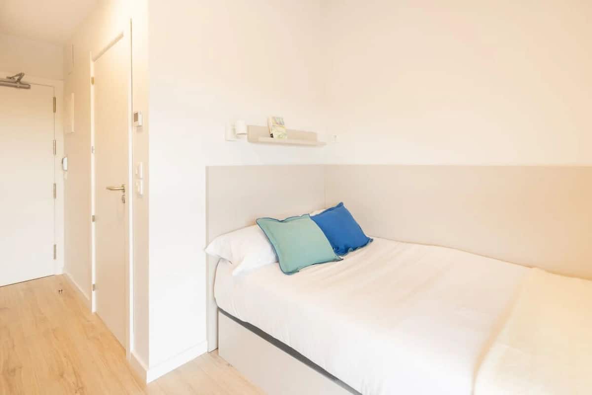 Single Room, Non Smoking | Blackout drapes, iron/ironing board, free WiFi