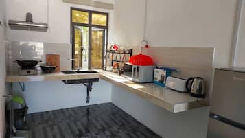 Micro-ondes, bouilloire électrique, grille-pain