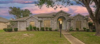 Center of DFW! ATT stadium! Pool, Hot tub, Sauna and Gym oasis!