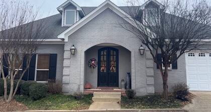 Charming 3-bedroom house, minutes from Ole Miss and the Oxford Square!