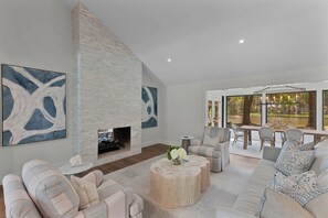 Smart TV, fireplace - 4 minute drive to TPC Sawgrass! (Ponte Vedra Beach)