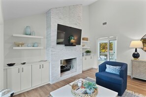 Una Smart TV, una chimenea