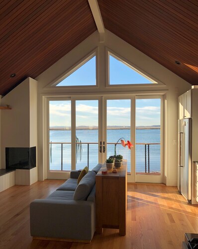 Waterfront Escape - Spectacular Views, Only 5 Minutes from Boston Airport