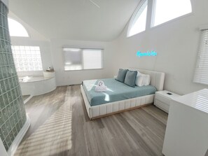 5 bedrooms, iron/ironing board, WiFi, bed sheets