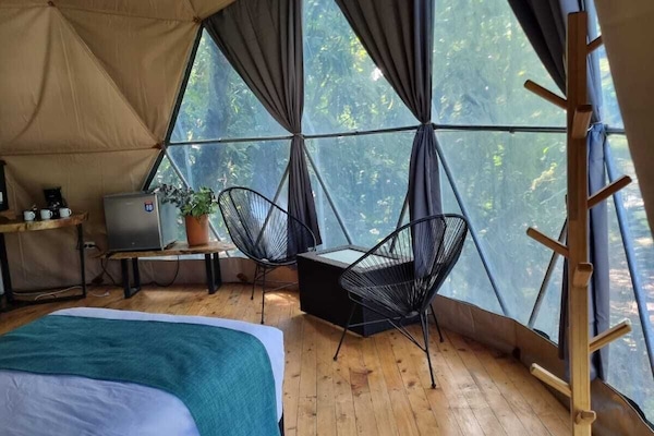 Tienda de campaña de lujo, vista al río | 1 habitación y ropa de cama