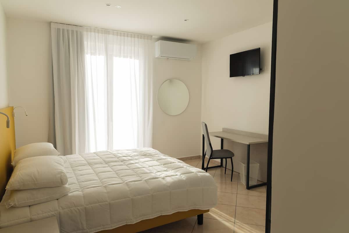 Habitación Confort con 1 cama matrimonial o 2 individuales, balcón | Escritorio, espacio para trabajar con laptop y wifi gratis