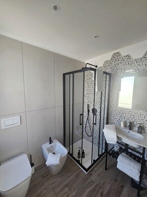 컴포트 더블룸 또는 트윈룸, 발코니 | 욕실 | 샤워 시설, 헤어드라이어, 타월, 비누